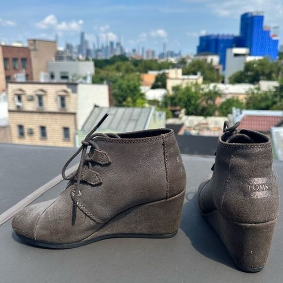 Toms Brown ankle booties size 6.5 wedge metallic minimalist collegiate sparkle - Picture 2 of 3